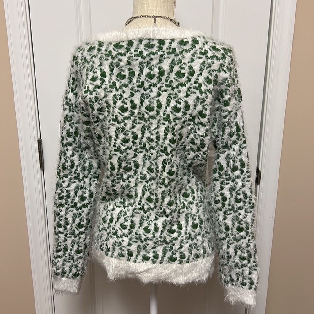 White Mark sweater white and green size L, like new - Picture 6 of 9